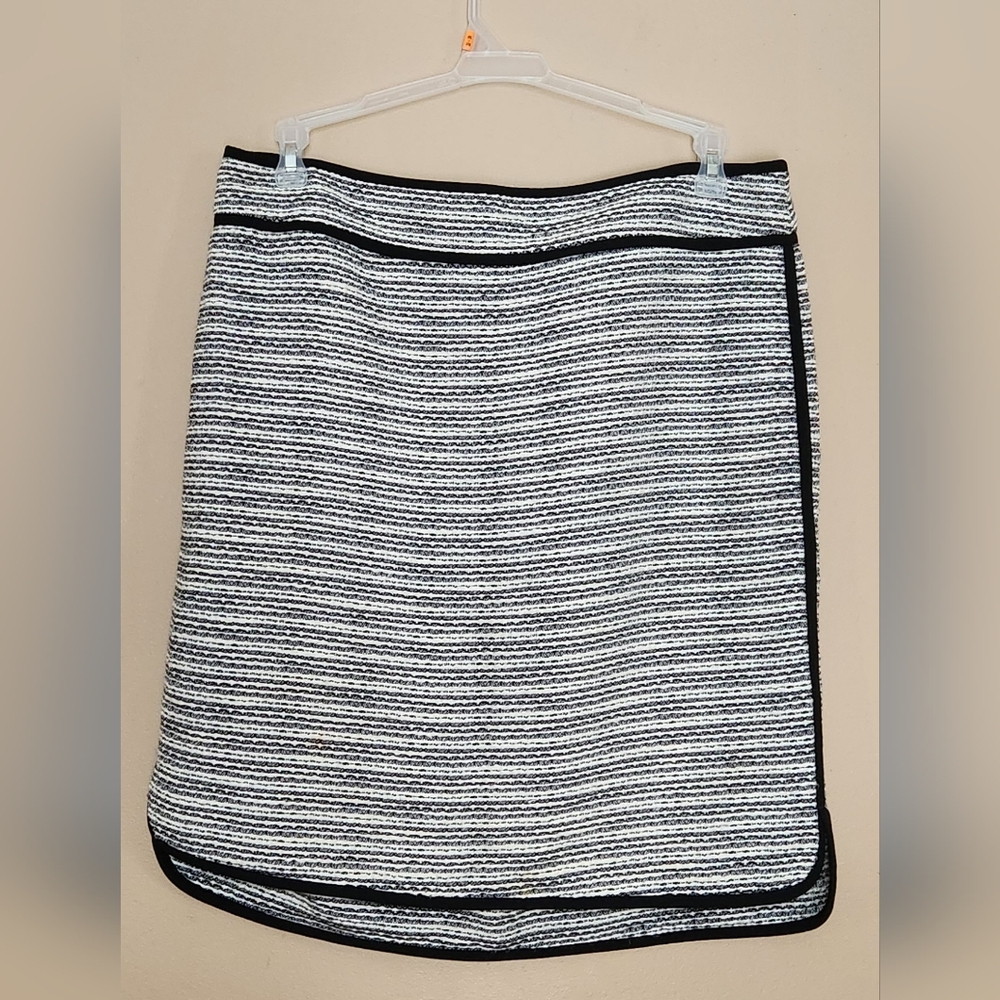Lord & Taylor Skirt Sz L Black White Textured Knit Pencil Zipper Stripe On Sides